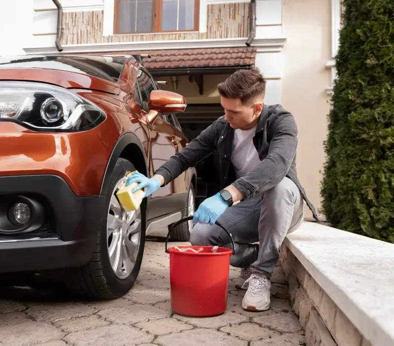 Lavage auto à domicile Bagnères-de-Luchon : professionnel intervenant sur un véhicule